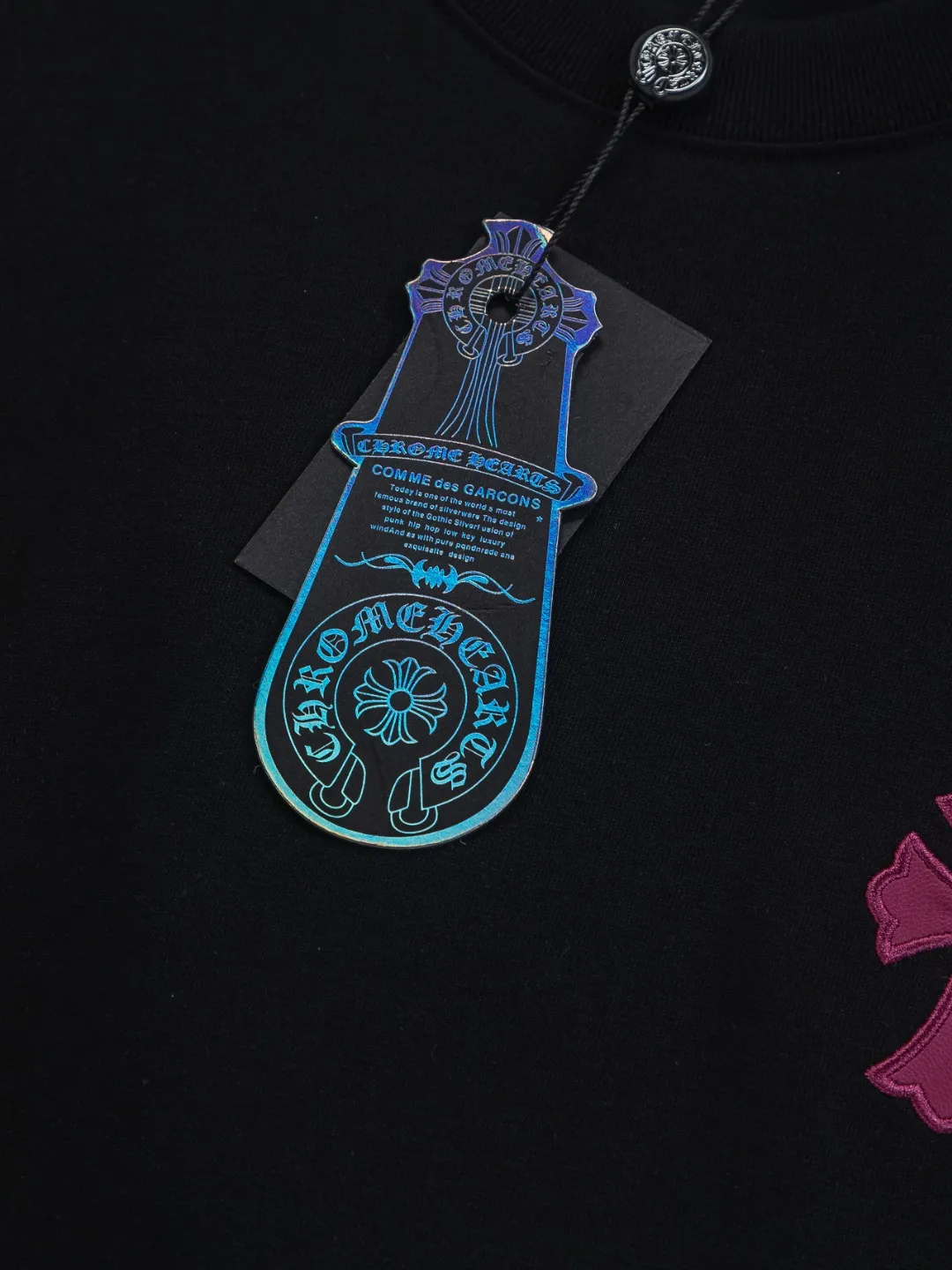 P170 Chrome Hearts CH Cross 26SS New product is hot at the same time💥 Early spring classic style Colorful double cross on the chest 🪡 Embroidery Large logo cross on the back Horseshoe and leather willow ding Sanskrit ✝️🪡 Embroidery Round neck short-sleeved T-shirt, a popular style, a style that both men and women like, the same style for men and women, 100% chance of turning heads when you wear it when you go out! It’s all about being handsome. The designer’s classic sense is precisely grasped. The whole piece of clothing is heavy. Industrial washing process. Ready-made garments are dyed + sprayed for a horse effect. The double-wash process is very recognizable. It uses heavy washing to make it distressed. The edges of the patch are slightly rolled and naturally distressed. It has a three-dimensional sense of layering and a little damage. It is very visually lethal. It adheres to Kroxin's consistent rough style. The chest and back are large, and the horseshoe flower printed patch pattern is embroidered and decorated. It is also decorated with silver metal engraved distressed buttons. The classic elements full of brand recognition instantly enhance the overall sense of grade and specification. Its texture is quite high-end! The overall feeling is high-end, simple and elegant, with silver hardware accessories, a full set of customized accessories, and the pattern of the entire dress is all decorated with patchwork three-dimensional embroidery technology, which is the finishing touch of the entire dress. The design on the back is even more eye-catching! ! This full back is so cool, it’s full of design, and the overall upper body style highlights fashion and individuality. Wearing it together as a couple is even more popular on the street. I recommend the early autumn sweatshirt! ! The fabric is a unique 320g 100% cotton, which is skin-friendly, breathable, warm to the touch, has a strong texture, and has smooth lines. It can be called a back killer, which has very strict requirements on craftsmanship and cost. The smooth neckline, flat cuffs and hems, the stitches are large and tight, tight and orderly, and the details are perfect. The consistent OS version can be worn alone or layered. It is very casual, but very iconic! It is simply the flagship of high-end trendy brands and must be included in your wardrobe. It has the American fashion spirit of freedom and individuality, and is highly recognizable and stylized! Color: Black White Size: S-XL Size chart: S: Shoulder width 50-Bust 56-Length 70 M: Shoulder width 52-Bust 57-Length 72 L: Shoulder width 54-Bust 59-Length 74 XL: Shoulder width 56-Bust 62-Length 76
